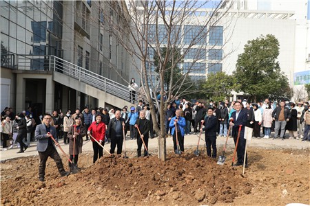 湖北省第三人民医院举行“携手植新绿，共添一片彩——美好家园共同缔造”植树活动