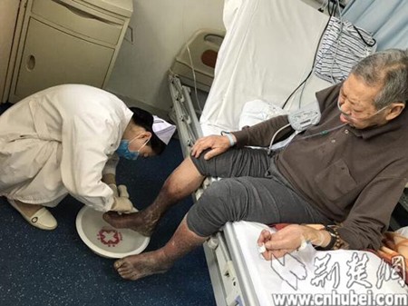 护士蹲地1小时为85岁爹爹洗伤脚获赞